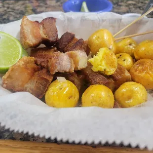 Chicharon con papas criollas