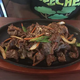 a plate of beef and vegetables