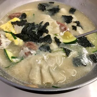 Mandoo Duk Kook (Mandoo Rice Cake Soup)