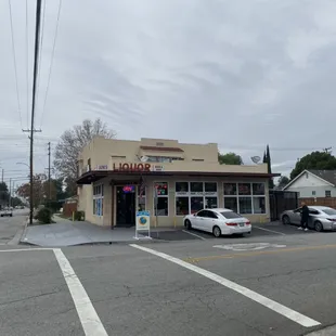 Sonis market &amp; liquor