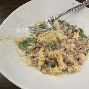 a plate of pasta and vegetables