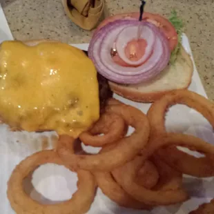 Angus burger witg onion rings