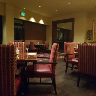 The food is great and there is live music(!) But there aren't many people here.