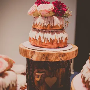 Diane created the flower arrangements for 5 cakes on site!