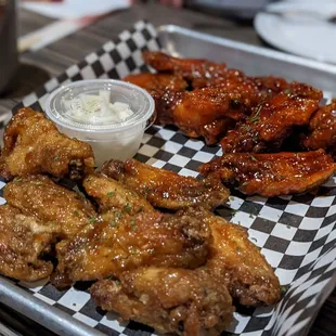 chicken wings and fried chicken, bbq wings, chicken wings, bbq chicken, poultry, fried chicken, chicken, fried chicken wings, food