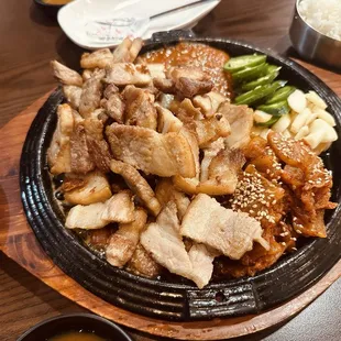 Pork with spicy kimchi: pork is fried pert
