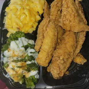 Mac and cheese, with fried fish