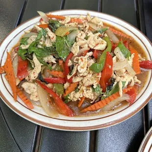 Spicy basil with chicken, salad, peppers, onions, and carrots