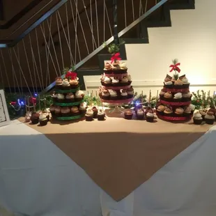 Cupcakes on display at rehearsal dinner at Christmas time.