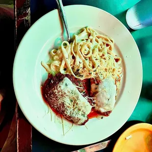 a plate of spaghetti with meat and sauce