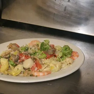 Pasta primavera with shrimp &amp; scallops