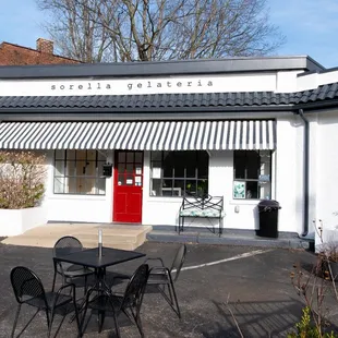 he outside of a restaurant