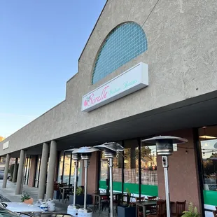 the outside of a restaurant