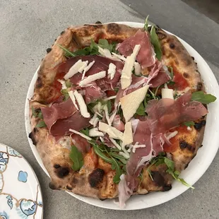 Prosciutto arugula pizza