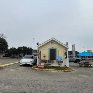 a small yellow building