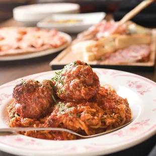 a plate of spaghetti and meatballs