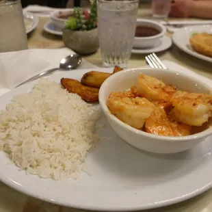 Shrimp in garlic sauce with black beans, white rice &amp; sweet plantain
