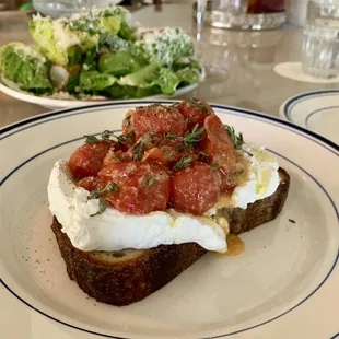 tomato &amp; goat cheese crostini