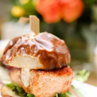 a chicken sandwich on a plate