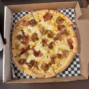 Shrimp and grits pizza