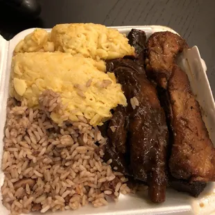 Mac n cheese, rice n peas and ribs.