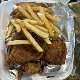 Fried chicken dinner w your choice of 2 sides. Igor the fries and Mac and cheese