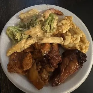 Plate of chicken wings, Mac and cheese, yams, and shrimp Alfredo