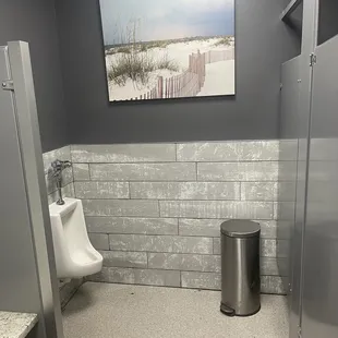 Men&apos;s bathroom