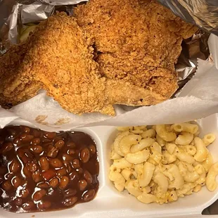 Fried chicken with baked beans and Mac