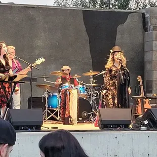 Forever Mac, a Fleetwood Mac / Stevie Nicks tribute band, played great covers.