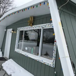the outside of a restaurant with christmas lights