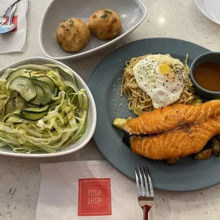 Fresh Iceberg Lettuce & Pickle Cucumbers