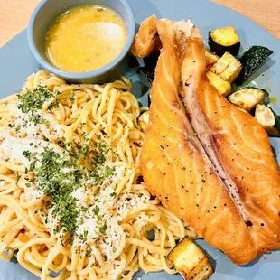 Garlic noodle with salmon &amp; zucchini with garlic parmesan sauce