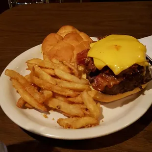 Carnivorous burger, bacon, pulled pork and burger