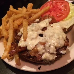 Hamburger so slaninou a modrým syrom