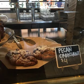 ALMOND CROISSANT