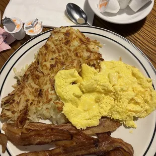 Scrambled eggs, bacon and hash browns