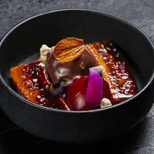 SOUSÒL BANANA SPLIT
coconut ice cream, caramelized banana, blackberry, haitian chocolate ganache, pineapple whip