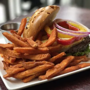 Hawaiian burger with sweet potato fries. 夏威夷汉堡包配番薯条。