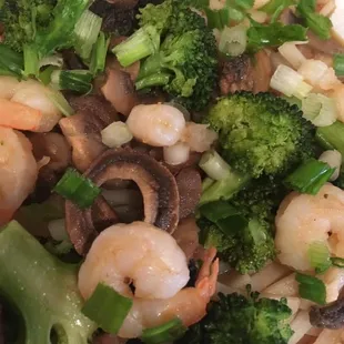 Shrimp Lo Mein with Broccoli
