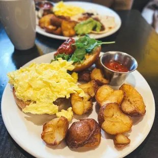 a plate of breakfast food