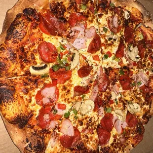 16 inch pizza with pepperoni, ham, bell pepper and mushrooms