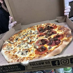 Half Meat Lovers and half Shrooms 16&quot;.  Tasted really good....better than pic!