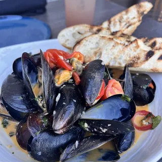 Coconut Curry Steamed Mussels