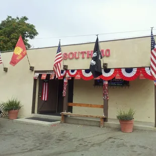 Gool Ol' Neighboorhood Bar !