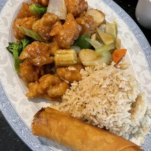 General&apos;s chicken, so so good. Made with white meat and a really light and delicate sauce that wasn&apos;t as intense as this dish can be.