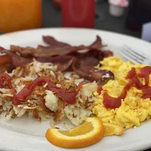 a plate of breakfast food