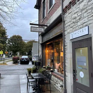 the outside of a restaurant