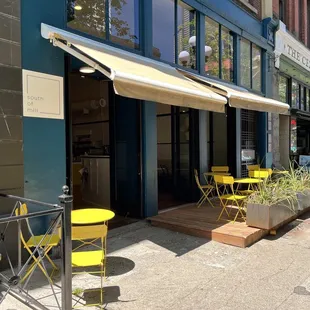 Patio dining, front entrance