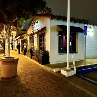 SIDEWALK VIEW ! See my featured review of South of Nick's - San Clemente at classicbitesandbrews.com